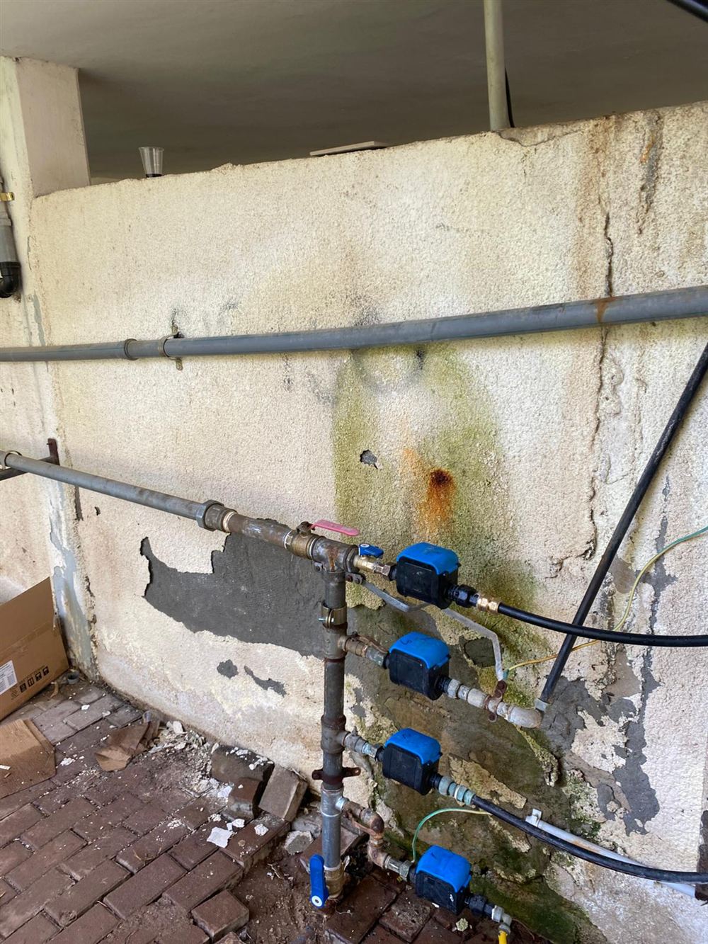 קיר מדי מים ישן לפני שדרוג